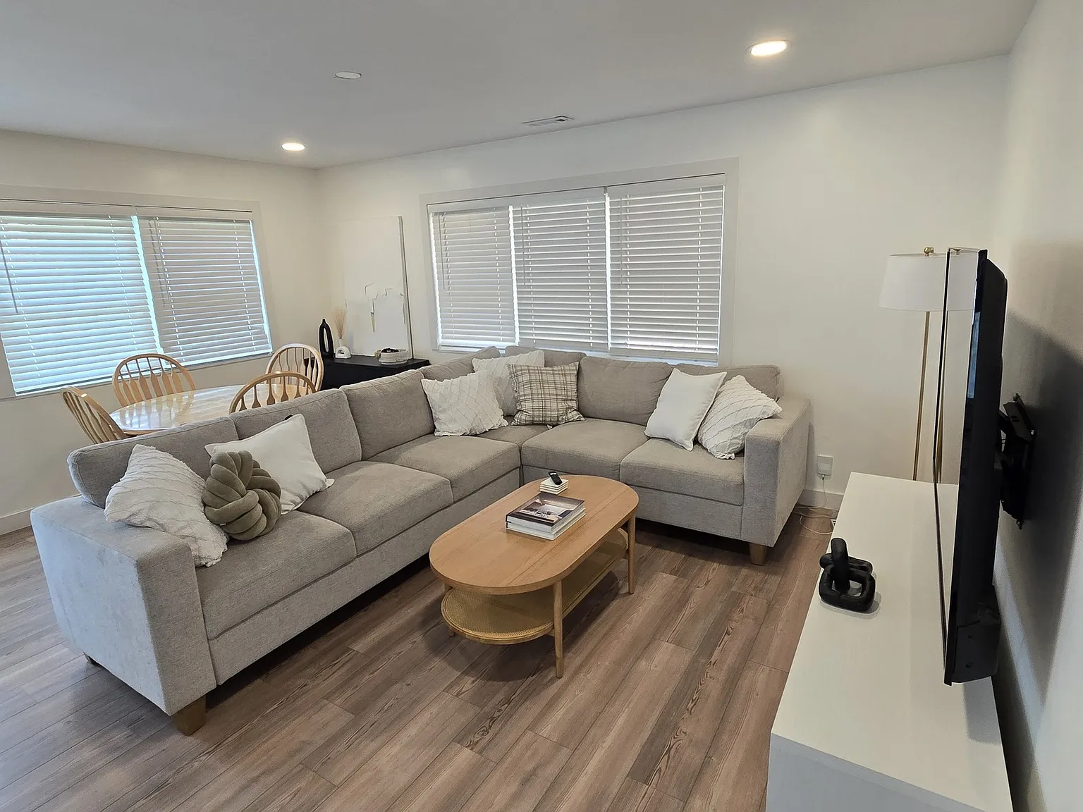 3 bed, 2.0 bath, 1025 sqft, $2,200 — Photo 2