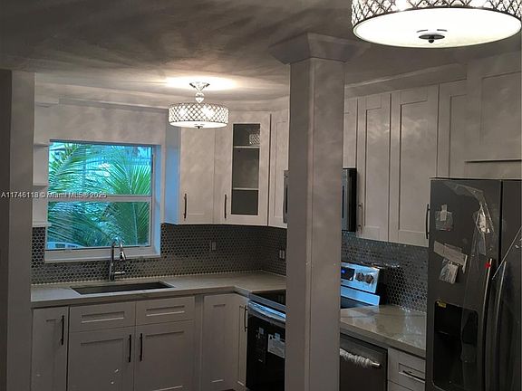 4th image of 61 Collins Ave APT 404