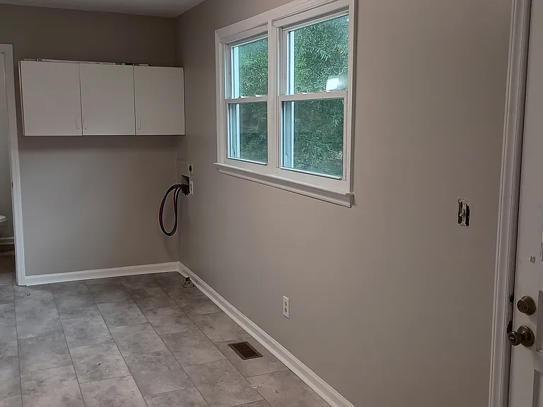 102 S Tunstall Ave — Photo 6