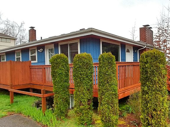 Deck on west and north side