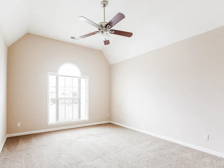 1112 Averett Ln — Photo 8
