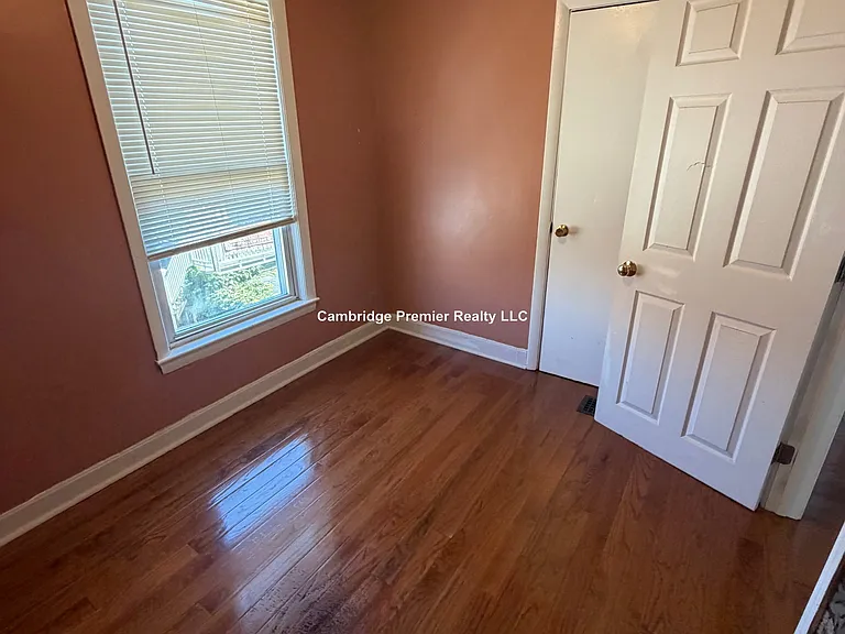 85R Glen St — Photo 7