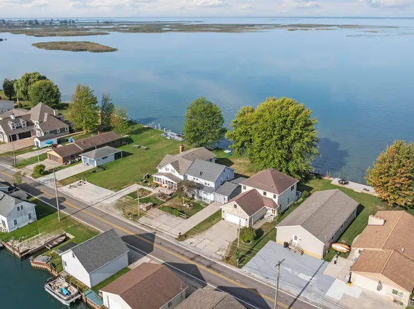 8274 Anchor Bay Dr, Algonac, MI 48001