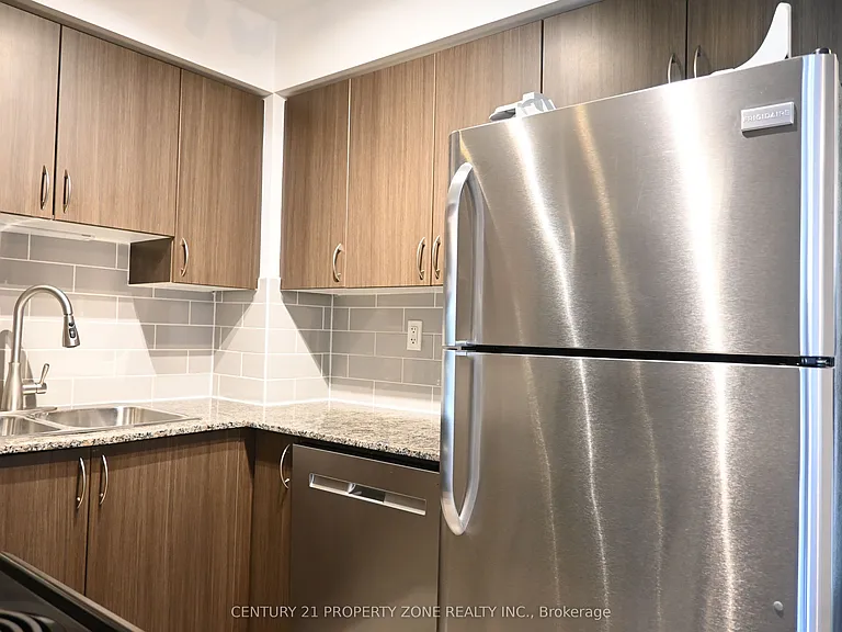 816 Lansdowne Ave #425 — Photo 8