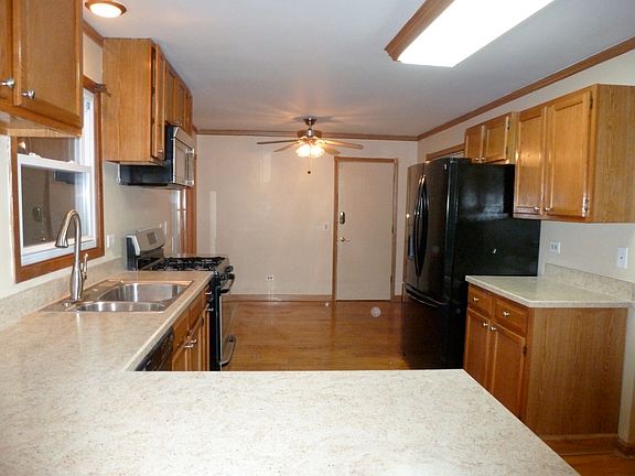 4th image of 1071 Belle Plaine Ave
