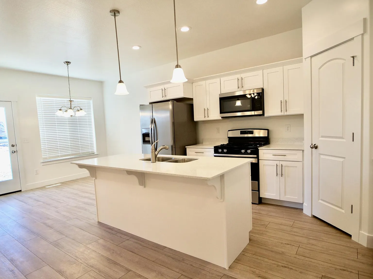 4 bed, 2.5 bath, 2436 sqft, $2,350 — Photo 2