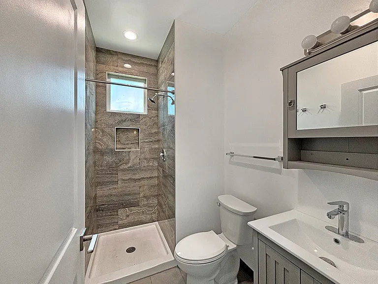 1056 N Lincoln St — Photo 14