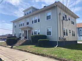 4 Belmont St, Pawtucket, RI
