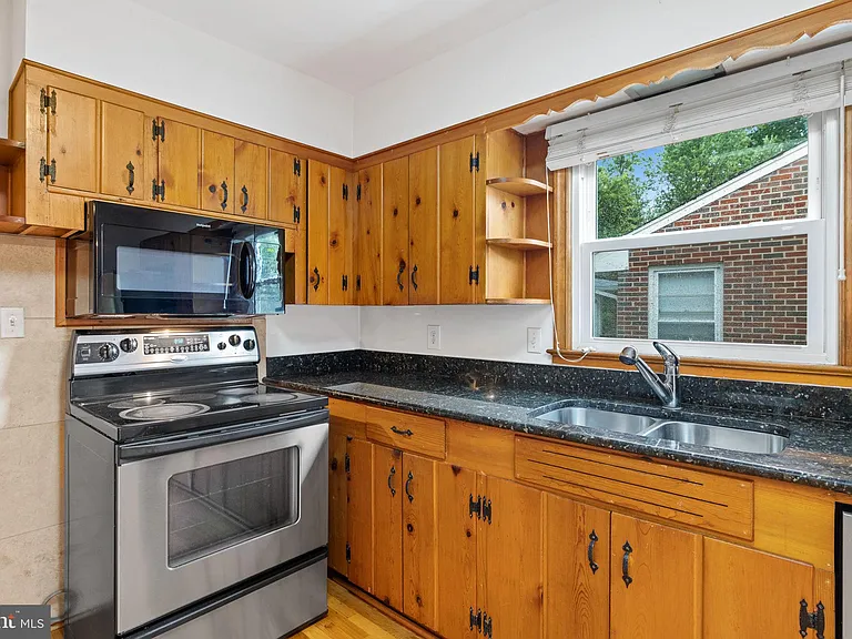 1312 Stafford Ave — Photo 2
