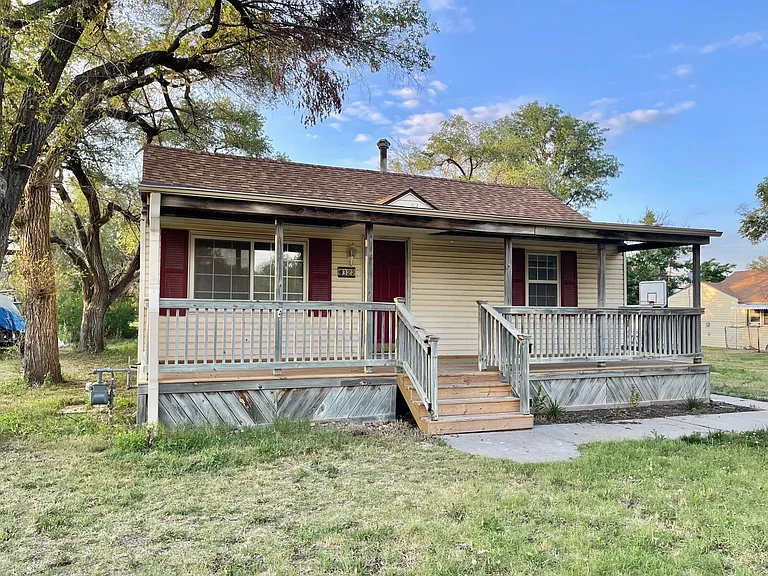 322 E Avenue D — Photo 1