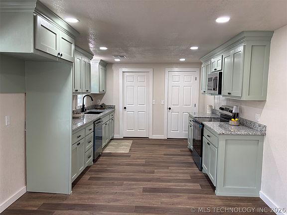 3rd image of 723 Roff St NE