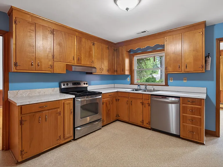 110 Marvin Dr — Photo 2