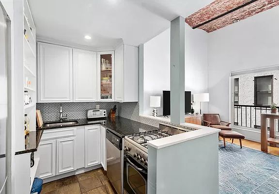 5th image of 9 Barrow St APT 7N