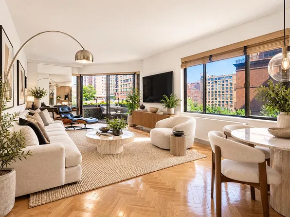300 E 95th St APT 5A, New York, NY 10128