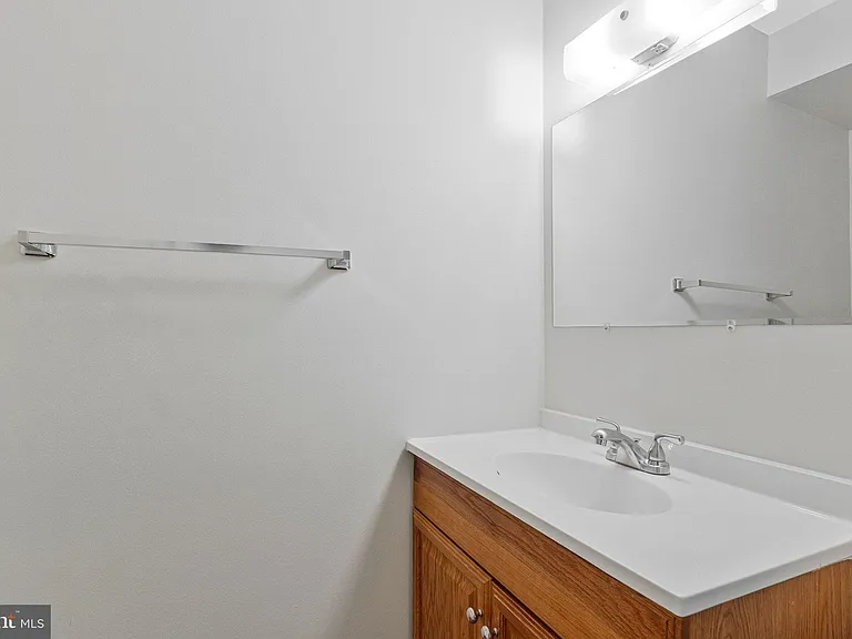 2202 Southgate Sq — Photo 7