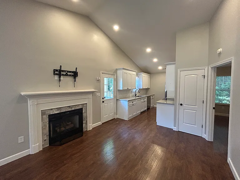 303 Southcreek Dr — Photo 2