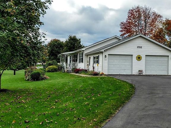 2nd image of 1702 Oak Leaf Ln