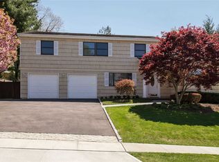 8 Peerless Dr, Oyster Bay, NY 11771