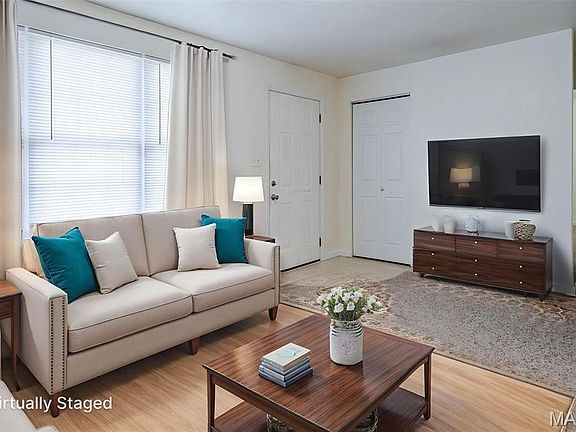 5th image of 280 E Oak St