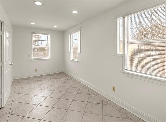 5th image of 2115 Marengo St #C