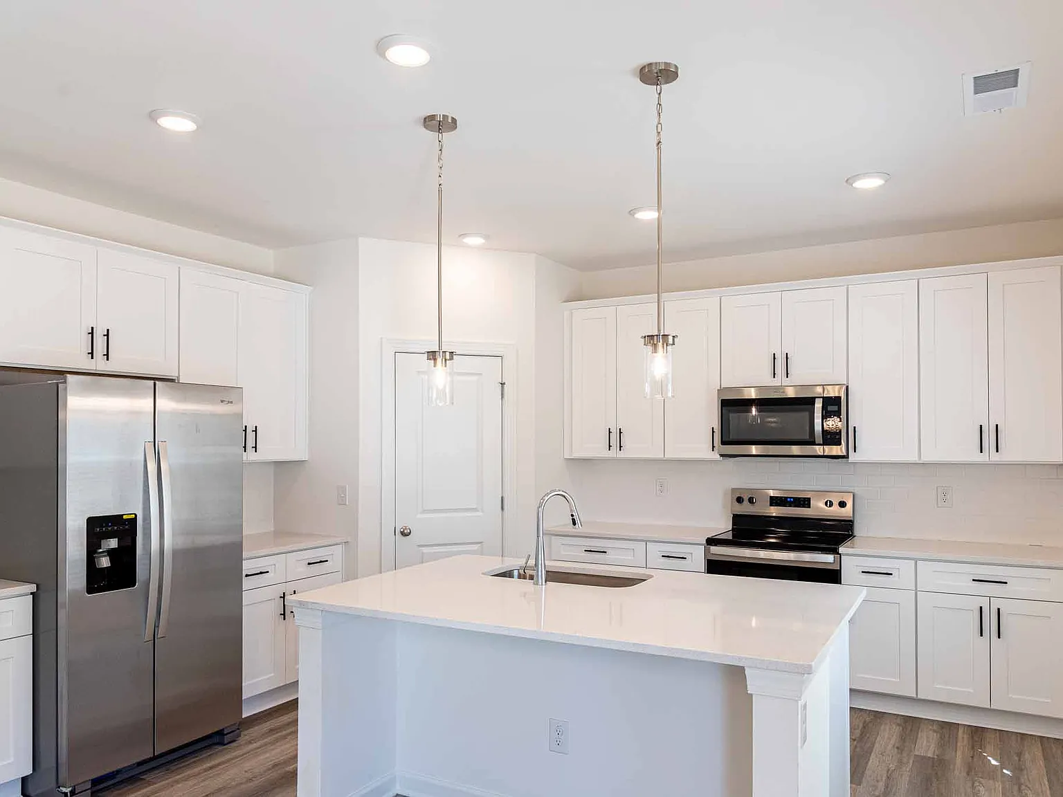 3 bed, 2.5 bath, 1829 sqft, $2,375 — Photo 4
