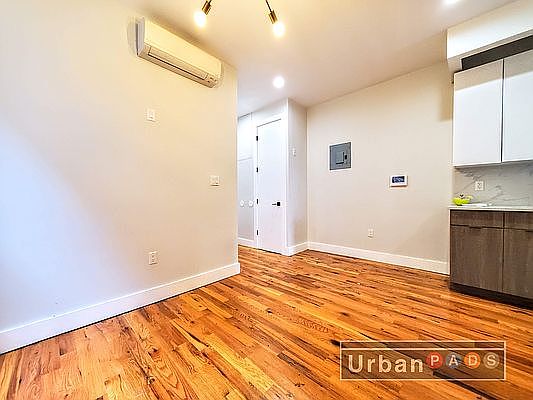 5th image of 1671 Lincoln Pl #3E