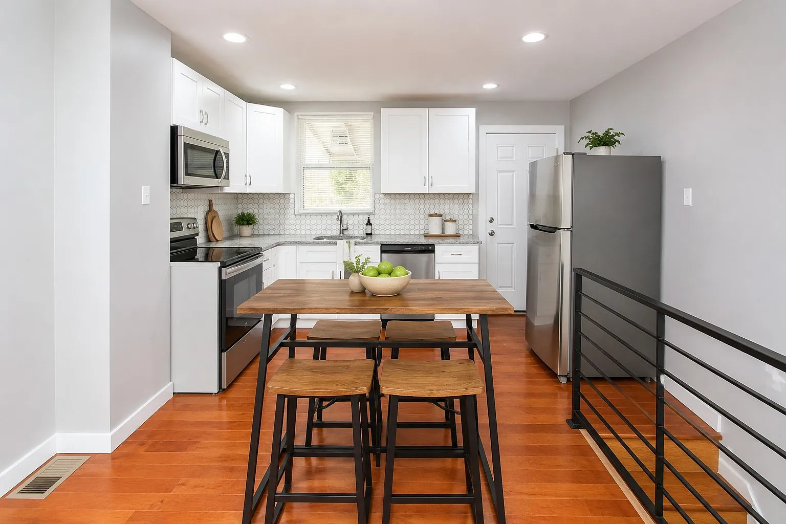 4 bed, 1206 sqft, $1,990 — Photo 4