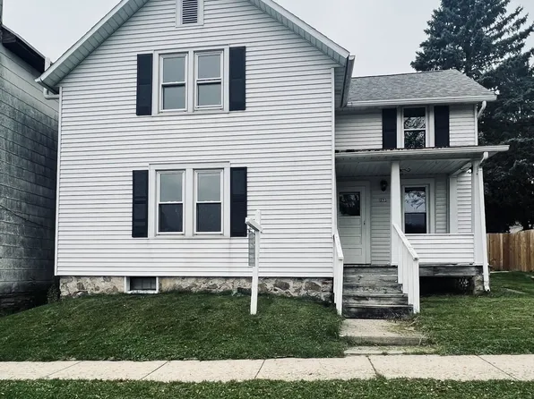 253 S Lake St, Hustisford, WI 53034