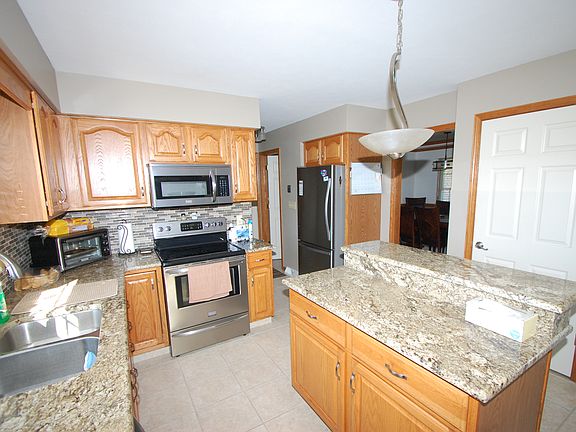 4th image of 833 Fairfield Dr