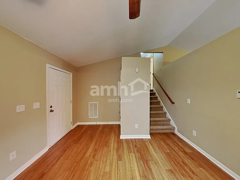 220 Remington Ct — Photo 3