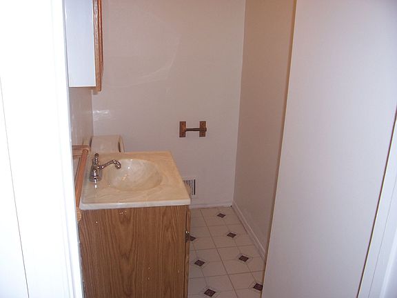 1/2 bth off kitchen
