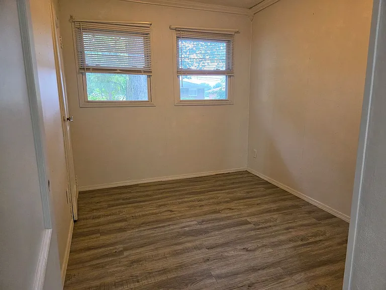 946 S Hampton Rd — Photo 3
