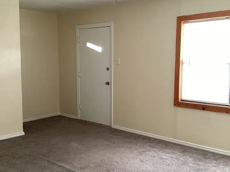 1609 S Avenue C — Photo 14