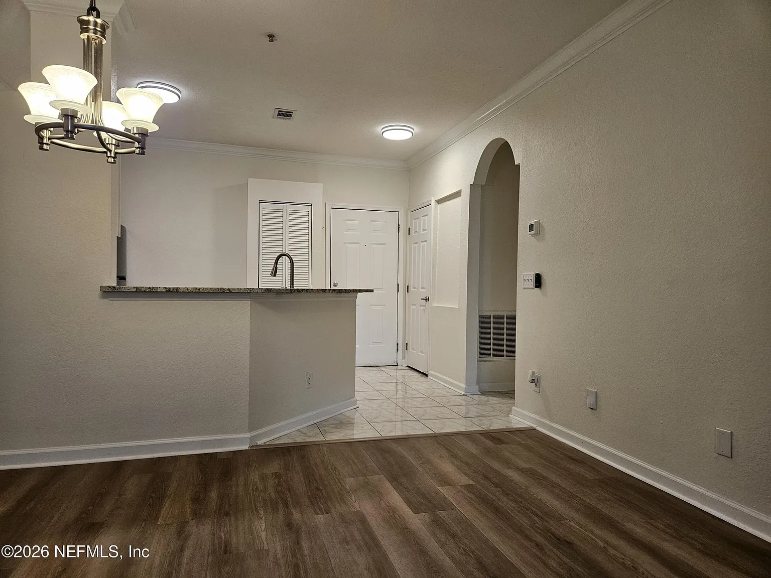 1 bed, 1.0 bath, 885 sqft, $1,300 — Photo 2