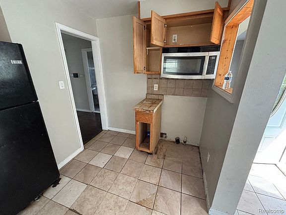 4th image of 16195 Robson St