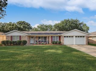 917 Bedford Ct W, Hurst, TX 76053