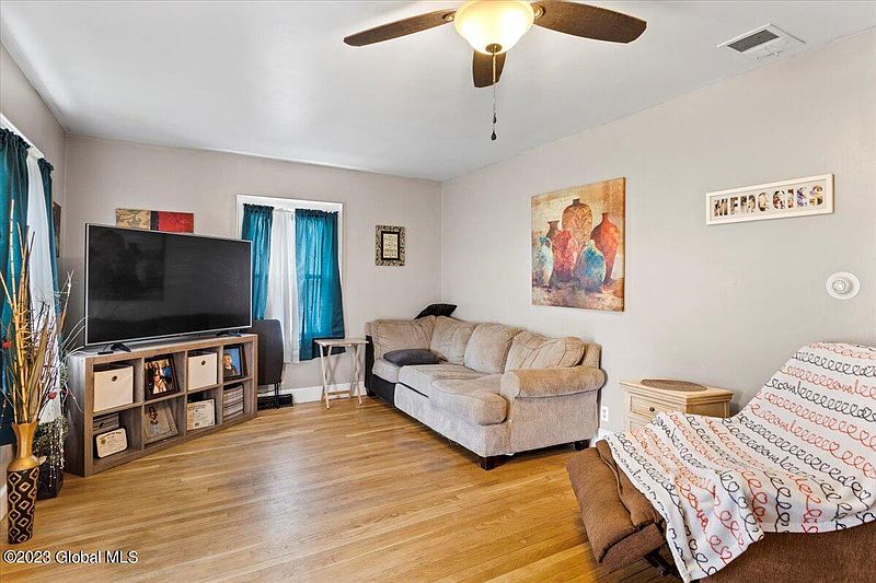 4th image of 262 Steele Avenue Ext