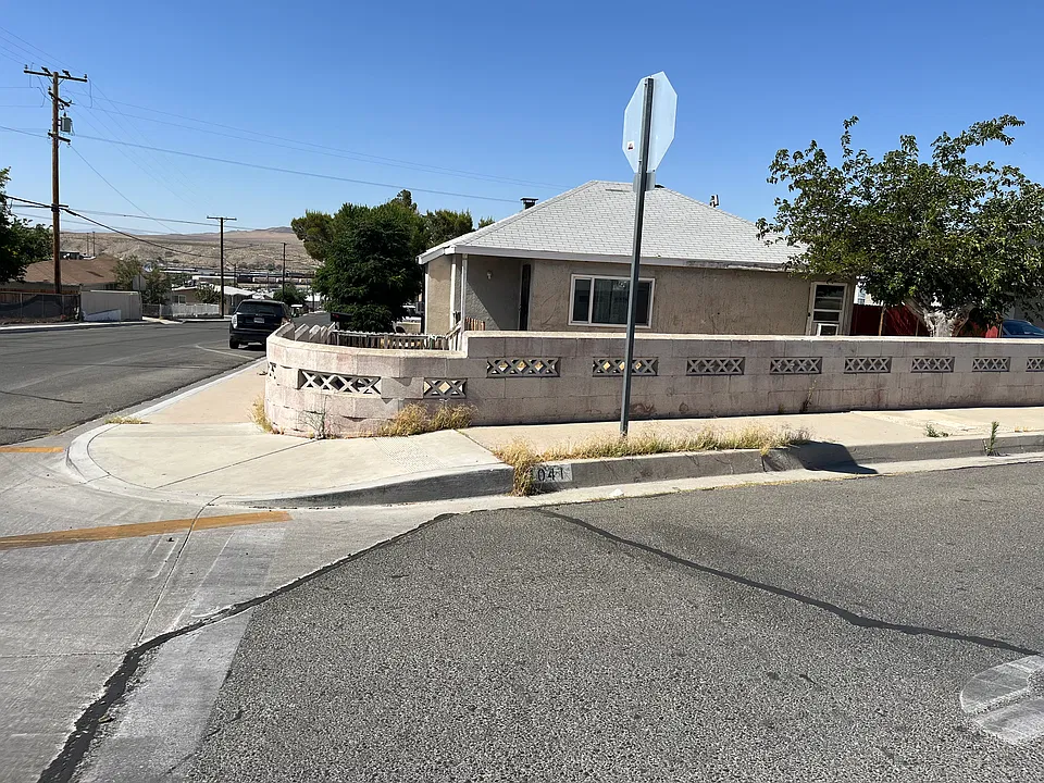 Flora Ave