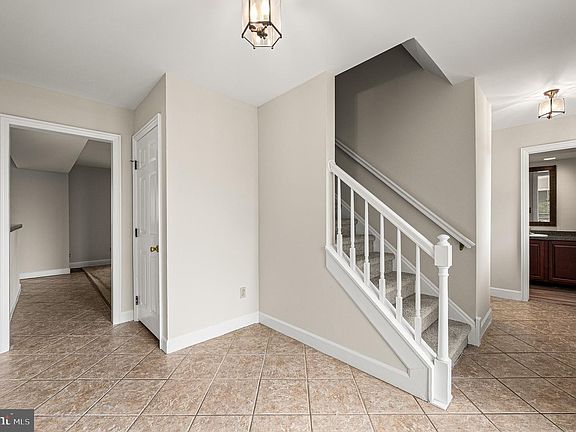 4th image of 105 Scotts Glen Rd