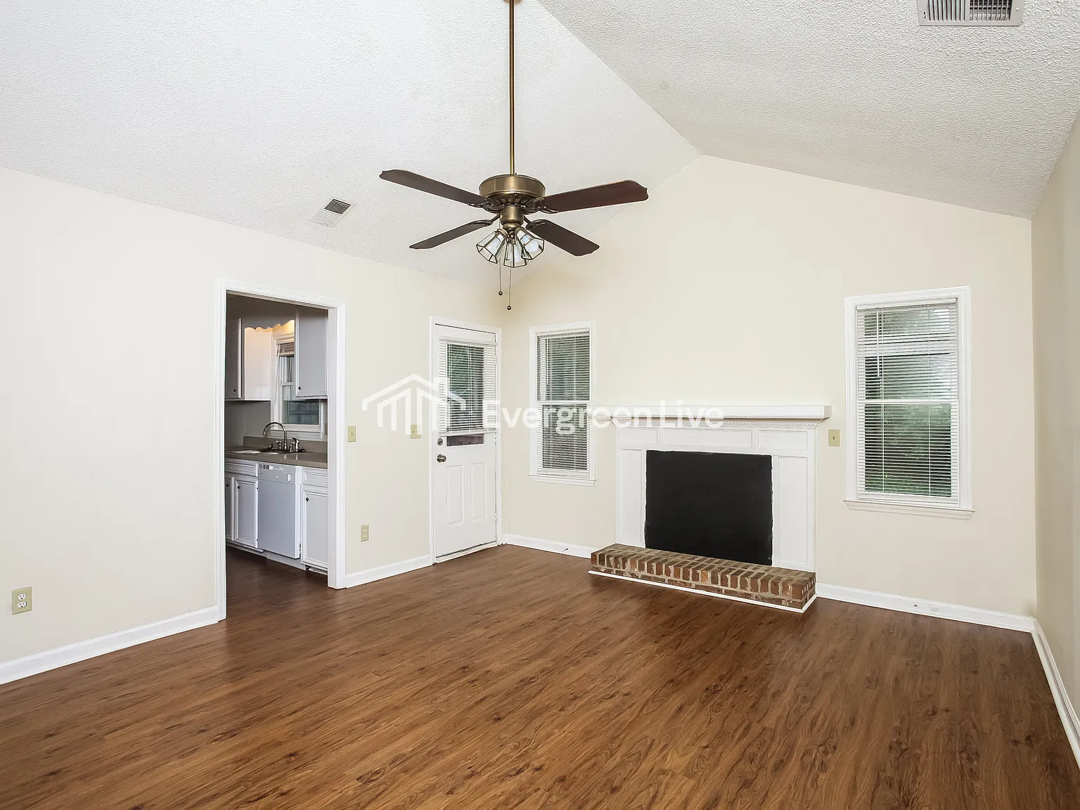 3 bed, 2.0 bath, 1316 sqft, $1,495 — Photo 3
