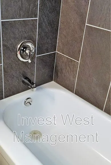 305 NE 104th Ave — Photo 23