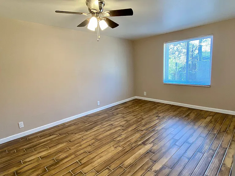 1411 Hampton Dr — Photo 11