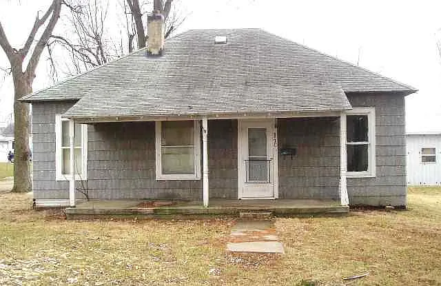 310 Maple St photo 1