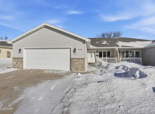 412 Crestwood Ct SE, East Grand Forks, MN 56721