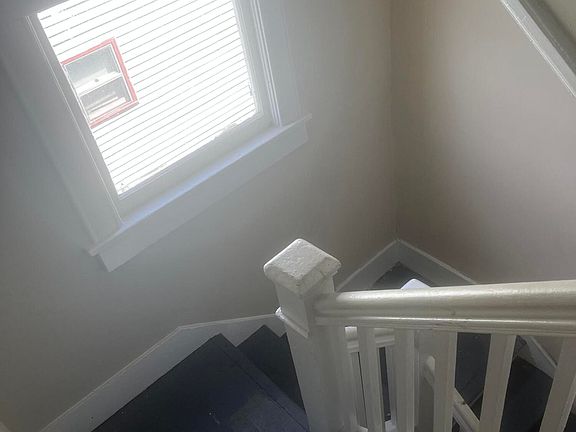 4th image of 406 Mountain Ave SW