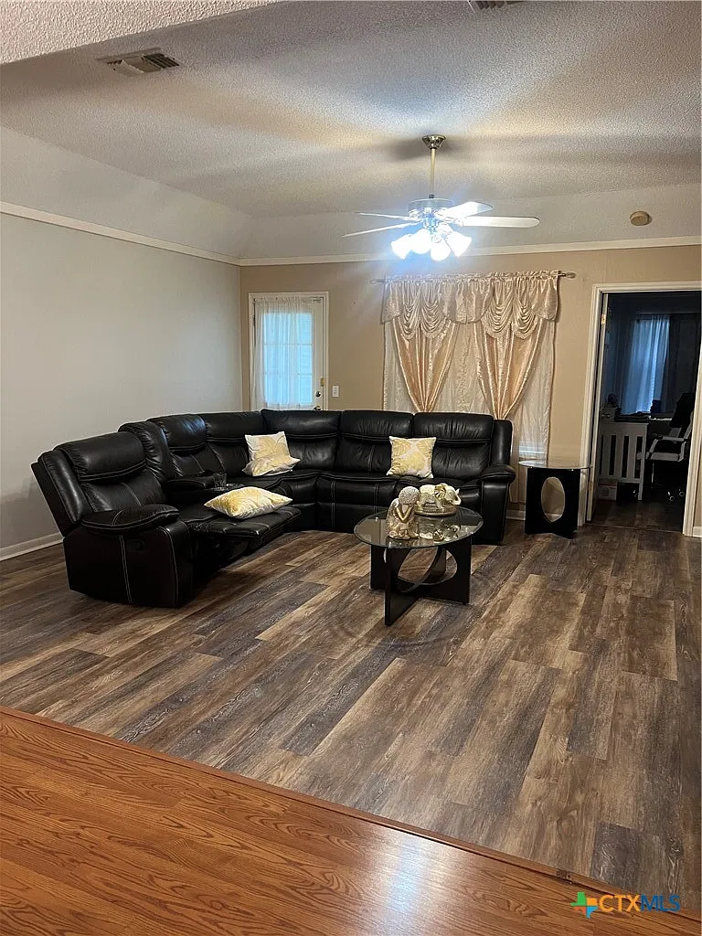 3 bed, 2.0 bath, 1490 sqft, $1,695 — Photo 4