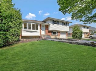 7 Cheryl Ln S, Farmingdale, NY 11735