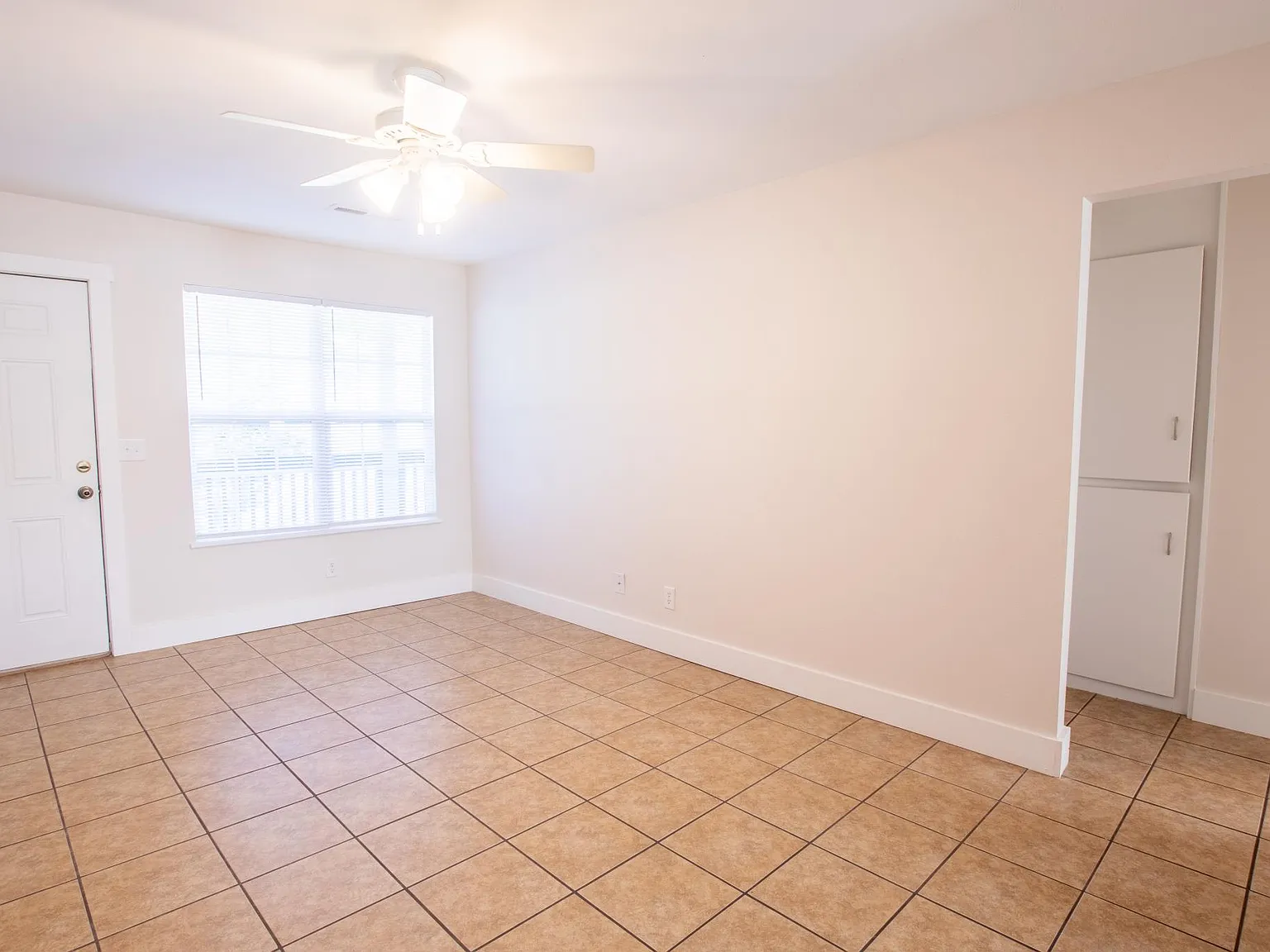 2 bed, 700 sqft, $1,045 — Photo 4