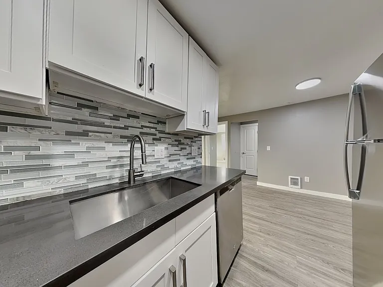 1105 S Woodlawn St #1 — Photo 27