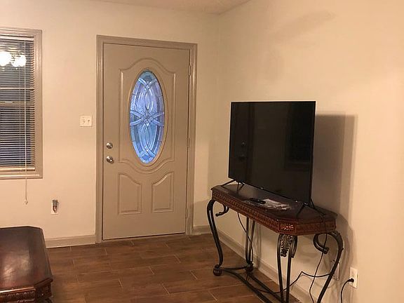 3rd image of 2217 Hickory Dr